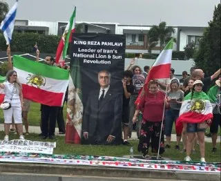 "Nationale Löwen- & Sonnen-Revolution": Demonstration beim Frauen-Fussballspiel Iran vs. Australien  