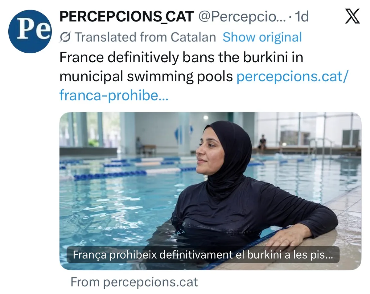Wüstenvolk, das „Burkini“ trägt, gehörtim die Wüste. 