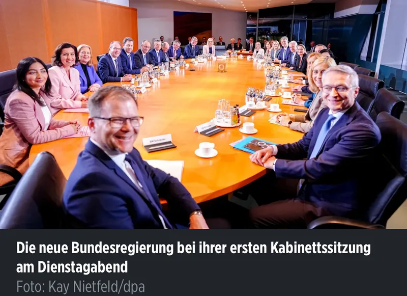 Absurd wie “unsere Demokratie” ist bereits die Personalgröße ihrer Regierung