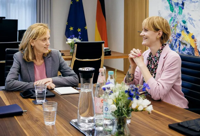Hexensabbat: CDU-Funktionärin @PrienKarin (links) setzt neue "Queerbeauftragte" ein