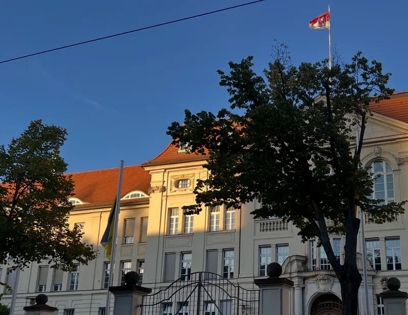 Staatakanzlei Brandenburg zeigt die Flaggen Israels und der Ukraine. Jeder Restverstand ist flöten