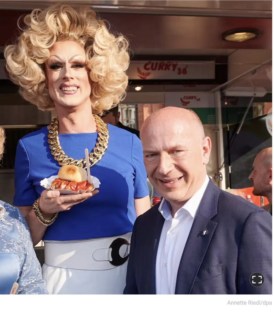 Foto zweier perverser Berliner, die Kinderficker in Kitas wollen. Der rechts ist @KaiWegner, regierender Bürgermeister der Stadt @RegBerlin.