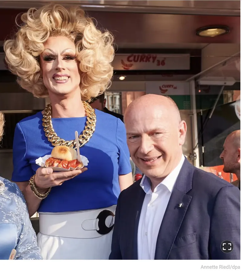 Foto zweier perverser Berliner, die Kinderficker in Kitas wollen. Der rechts ist @KaiWegner, regierender Bürgermeister der Stadt @RegBerlin.