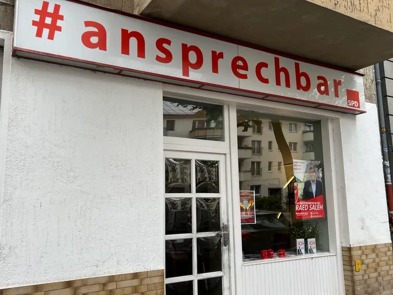 Ansprechbar ist auch eine Wand: Berlins SPD-Funktionär ist so einfältig, wie seine Blockpartei :)